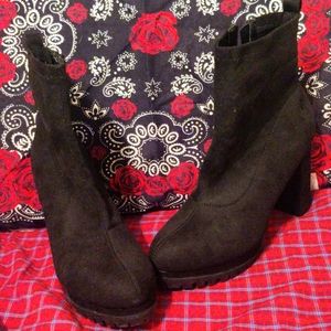 New without Box Top Moda Leslie-2 black faux suede block heel ankle boots sz 10